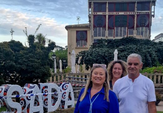 O Partido Popular de Sada celebra a instalación das letras de cerámica na rotonda fronte á Terraza